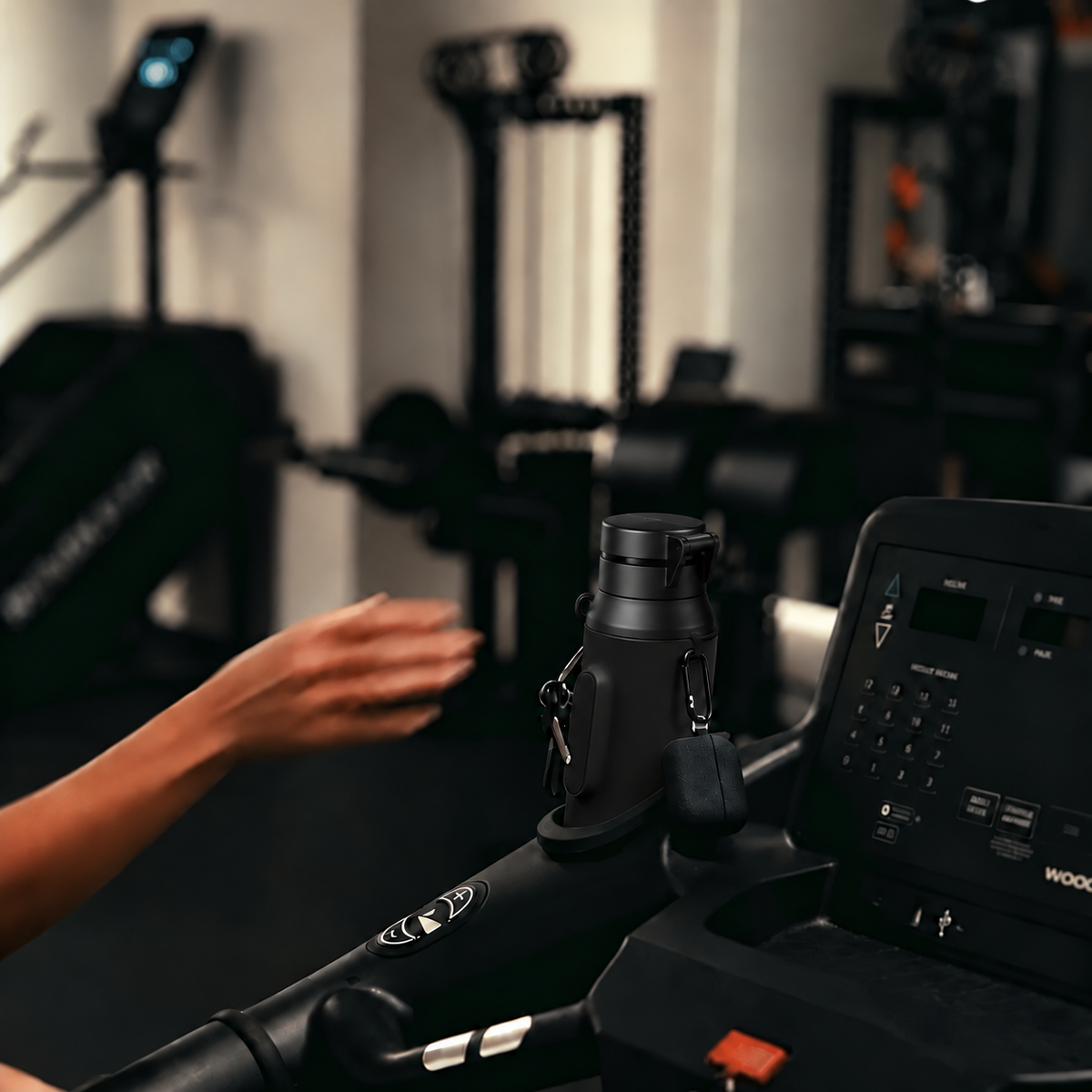 Gym-Trinkflasche in Schwarz mit magnetischer Handyhalterung